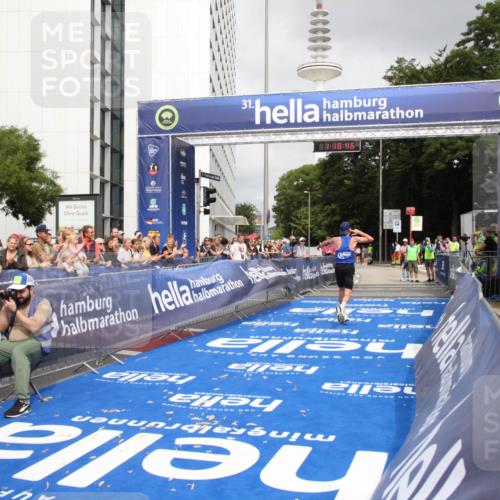 29.06.2025 - hella hamburg halbmarathon Michael Strokosch http://msf.ph/oto/8156131 29.06.2025 10:18:50 Ziel 15495 meine-sportfotos.de