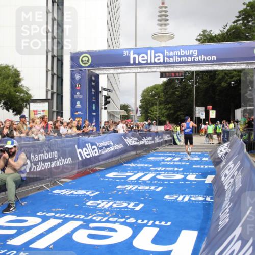 29.06.2025 - hella hamburg halbmarathon Michael Strokosch http://msf.ph/oto/8156137 29.06.2025 10:18:51 Ziel 6380, 15495 meine-sportfotos.de