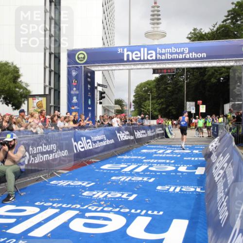 29.06.2025 - hella hamburg halbmarathon Michael Strokosch http://msf.ph/oto/8156143 29.06.2025 10:18:51 Ziel 6380, 15495 meine-sportfotos.de