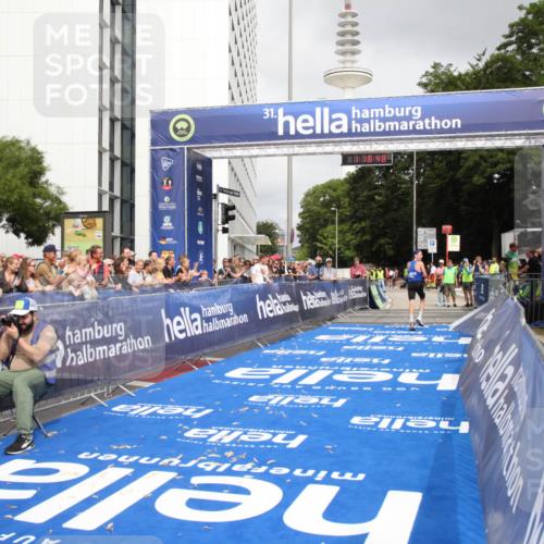 29.06.2025 - hella hamburg halbmarathon Michael Strokosch http://msf.ph/oto/8156148 29.06.2025 10:18:52 Ziel 6380, 15495 meine-sportfotos.de
