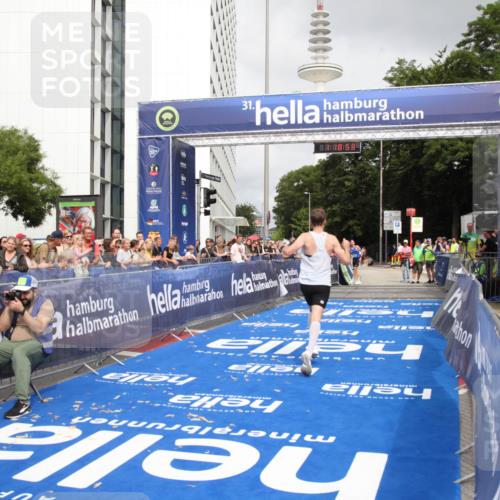29.06.2025 - hella hamburg halbmarathon Michael Strokosch http://msf.ph/oto/8156150 29.06.2025 10:18:57 Ziel 6380, 11342 meine-sportfotos.de