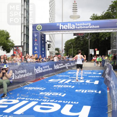 29.06.2025 - hella hamburg halbmarathon Michael Strokosch http://msf.ph/oto/8156167 29.06.2025 10:18:57 Ziel 6380, 11342 meine-sportfotos.de