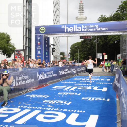 29.06.2025 - hella hamburg halbmarathon Michael Strokosch http://msf.ph/oto/8156175 29.06.2025 10:18:58 Ziel 6380, 11342 meine-sportfotos.de
