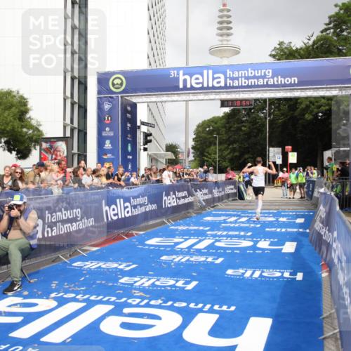 29.06.2025 - hella hamburg halbmarathon Michael Strokosch http://msf.ph/oto/8156191 29.06.2025 10:18:58 Ziel 6380, 11342 meine-sportfotos.de