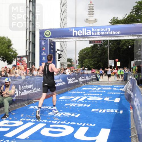 29.06.2025 - hella hamburg halbmarathon Michael Strokosch http://msf.ph/oto/8156215 29.06.2025 10:18:59 Ziel 6380, 11342 meine-sportfotos.de