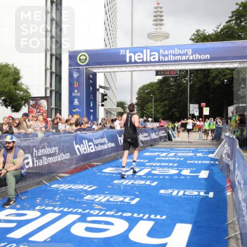 29.06.2025 - hella hamburg halbmarathon Michael Strokosch http://msf.ph/oto/8156234 29.06.2025 10:19:00 Ziel 6380, 11342 meine-sportfotos.de