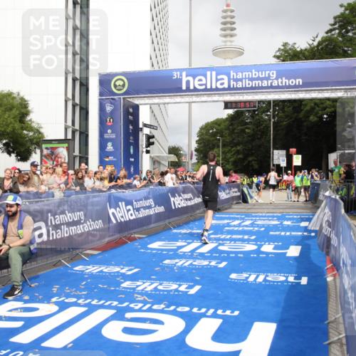 29.06.2025 - hella hamburg halbmarathon Michael Strokosch http://msf.ph/oto/8156255 29.06.2025 10:19:00 Ziel 6380, 11342 meine-sportfotos.de