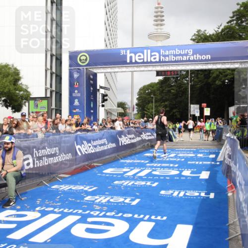 29.06.2025 - hella hamburg halbmarathon Michael Strokosch http://msf.ph/oto/8156259 29.06.2025 10:19:01 Ziel 11342 meine-sportfotos.de