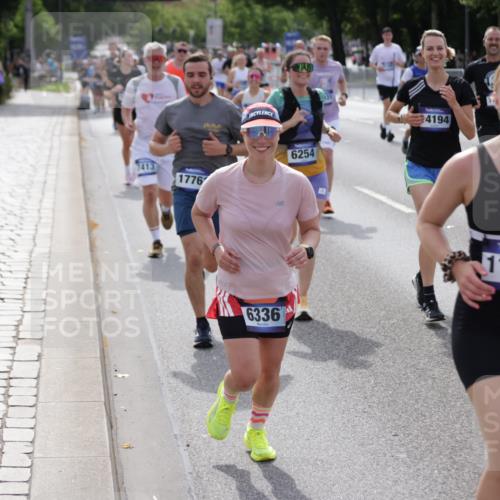 29.06.2025 - hella hamburg halbmarathon Jannik Wohlers http://msf.ph/oto/8156273 29.06.2025 10:17:12 Lombardsbrücke 1015, 1204, 1274, 1458, 1749, 1795, 2094, 2259, 2305, 2548, 3292, 3802, 3803, 4194, 4218, 4852, 5002, 6254, 6336, 6352, 6520, 6786, 7011, 7258, 7291, 7413, 7566, 7844, 8144, 8309, 8351, 8895, 9848, 10620, 10677, 11372, 11707, 12031, 12668, 12683, 14194, 14208, 14209, 14307, 14648, 14877, 15978, 16024, 16555, 17083, 17542, 17628, 17717, 18060, 18469, 18564, 19029 meine-sportfotos.de