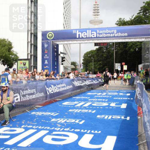 29.06.2025 - hella hamburg halbmarathon Michael Strokosch http://msf.ph/oto/8156285 29.06.2025 10:19:02 Ziel 11342 meine-sportfotos.de