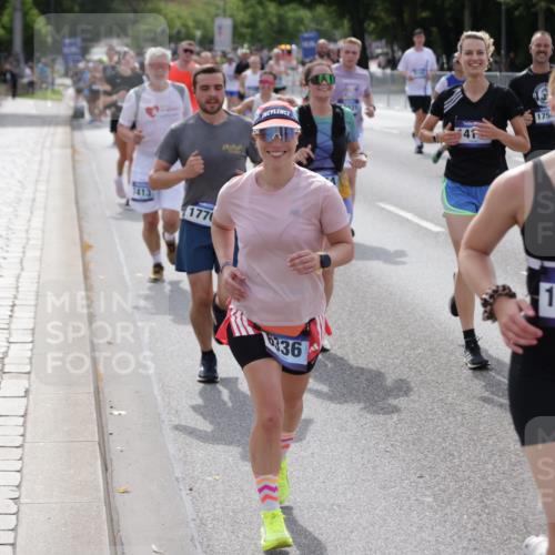 29.06.2025 - hella hamburg halbmarathon Jannik Wohlers http://msf.ph/oto/8156292 29.06.2025 10:17:12 Lombardsbrücke 1015, 1204, 1274, 1458, 1749, 1795, 2094, 2259, 2305, 2548, 3292, 3802, 3803, 4194, 4218, 4852, 5002, 6254, 6336, 6352, 6520, 6786, 7011, 7258, 7291, 7413, 7566, 7844, 8144, 8309, 8351, 8895, 9848, 10620, 10677, 11372, 11707, 12031, 12668, 12683, 14194, 14208, 14209, 14307, 14648, 14877, 15978, 16024, 16555, 17083, 17542, 17628, 17717, 18060, 18469, 18564, 19029 meine-sportfotos.de
