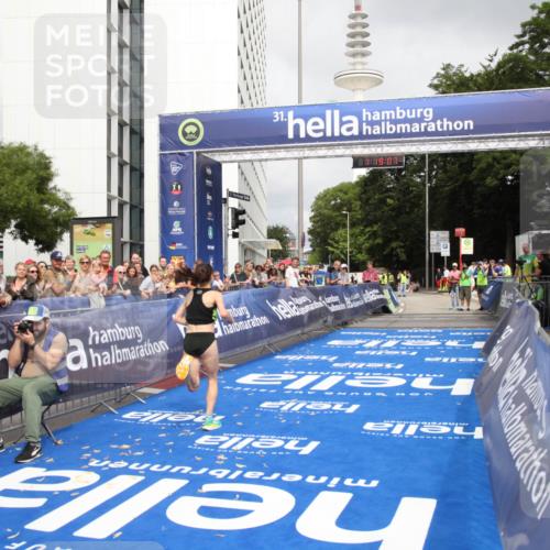 29.06.2025 - hella hamburg halbmarathon Michael Strokosch http://msf.ph/oto/8156304 29.06.2025 10:19:11 Ziel 53, 2144 meine-sportfotos.de