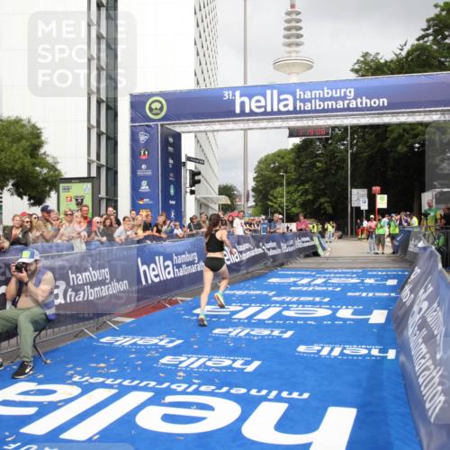 29.06.2025 - hella hamburg halbmarathon Michael Strokosch http://msf.ph/oto/8156315 29.06.2025 10:19:12 Ziel 53, 2144 meine-sportfotos.de