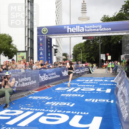 29.06.2025 - hella hamburg halbmarathon Michael Strokosch http://msf.ph/oto/8156323 29.06.2025 10:19:12 Ziel 53, 2144 meine-sportfotos.de