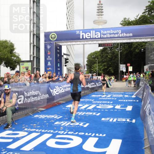 29.06.2025 - hella hamburg halbmarathon Michael Strokosch http://msf.ph/oto/8156354 29.06.2025 10:19:13 Ziel 53, 2144 meine-sportfotos.de