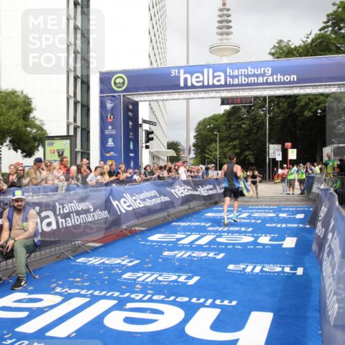 29.06.2025 - hella hamburg halbmarathon Michael Strokosch http://msf.ph/oto/8156370 29.06.2025 10:19:14 Ziel 53, 2144 meine-sportfotos.de