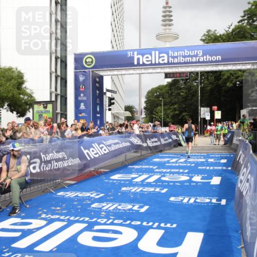 29.06.2025 - hella hamburg halbmarathon Michael Strokosch http://msf.ph/oto/8156383 29.06.2025 10:19:15 Ziel 53, 2144 meine-sportfotos.de