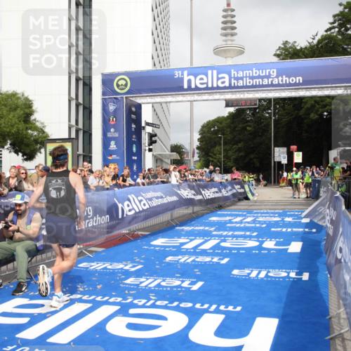 29.06.2025 - hella hamburg halbmarathon Michael Strokosch http://msf.ph/oto/8156388 29.06.2025 10:19:25 Ziel 2659, 13016 meine-sportfotos.de