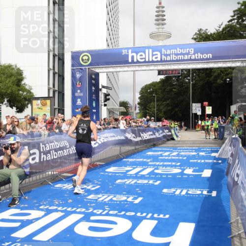 29.06.2025 - hella hamburg halbmarathon Michael Strokosch http://msf.ph/oto/8156395 29.06.2025 10:19:25 Ziel 2659, 13016 meine-sportfotos.de