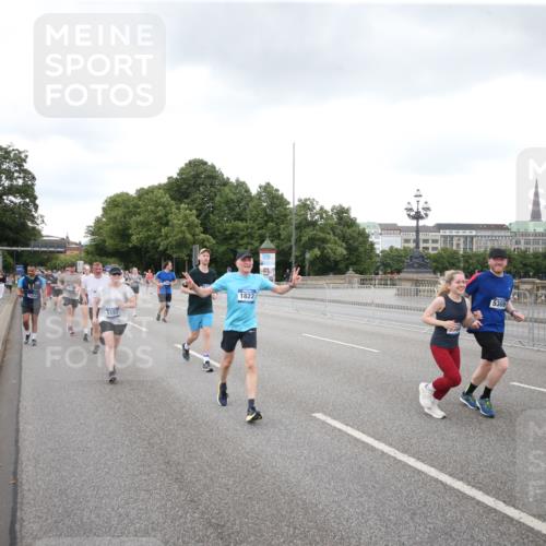 29.06.2025 - hella hamburg halbmarathon Jannik Wohlers http://msf.ph/oto/8156399 29.06.2025 10:53:57 Lombardsbrücke 1762, 1779, 1822, 1949, 2532, 3364, 3761, 3795, 3857, 4720, 4971, 5157, 5216, 5309, 5514, 5817, 5933, 6023, 6279, 6987, 7498, 7670, 7874, 7946, 8801, 8803, 8867, 9130, 9203, 10207, 11354, 11785, 12898, 12923, 13035, 14177, 14386, 14416, 14655, 14904, 15318, 15627, 15628, 15674, 16117, 16522, 16628, 16839, 18093, 18431 meine-sportfotos.de