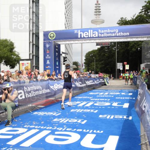 29.06.2025 - hella hamburg halbmarathon Michael Strokosch http://msf.ph/oto/8156400 29.06.2025 10:19:26 Ziel 2659, 13016 meine-sportfotos.de
