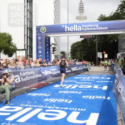 29.06.2025 - hella hamburg halbmarathon Michael Strokosch http://msf.ph/oto/8156403 29.06.2025 10:19:26 Ziel 2659, 13016 meine-sportfotos.de