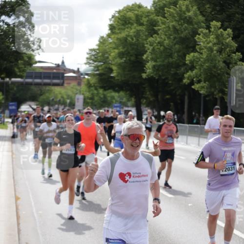 29.06.2025 - hella hamburg halbmarathon Jannik Wohlers http://msf.ph/oto/8156404 29.06.2025 10:17:14 Lombardsbrücke 1015, 1204, 1274, 1458, 1749, 1795, 2094, 2259, 2305, 2548, 3292, 4194, 4218, 4852, 5002, 6254, 6336, 6352, 6786, 7258, 7291, 7413, 7566, 7844, 8144, 8351, 8895, 9400, 9848, 10620, 10677, 11372, 11707, 12031, 12668, 12683, 14194, 14307, 14648, 14877, 15978, 16024, 16555, 17083, 17270, 17542, 17616, 17628, 17717, 18469, 18564, 19029 meine-sportfotos.de