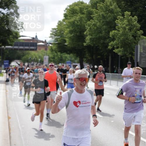 29.06.2025 - hella hamburg halbmarathon Jannik Wohlers http://msf.ph/oto/8156414 29.06.2025 10:17:14 Lombardsbrücke 1015, 1204, 1274, 1458, 1749, 1795, 2094, 2259, 2305, 2548, 3292, 4194, 4218, 4852, 5002, 6254, 6336, 6352, 6786, 7258, 7291, 7413, 7566, 7844, 8144, 8351, 8895, 9400, 9848, 10620, 10677, 11372, 11707, 12031, 12668, 12683, 14194, 14307, 14648, 14877, 15978, 16024, 16555, 17083, 17270, 17542, 17616, 17628, 17717, 18469, 18564, 19029 meine-sportfotos.de