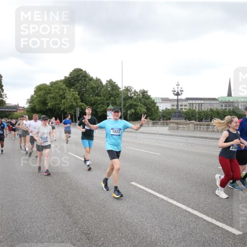 29.06.2025 - hella hamburg halbmarathon Jannik Wohlers http://msf.ph/oto/8156415 29.06.2025 10:53:58 Lombardsbrücke 1762, 1822, 1949, 2532, 3364, 3761, 3795, 3857, 4720, 4971, 5157, 5216, 5309, 5514, 5817, 5933, 6023, 6279, 6987, 7498, 7670, 7874, 7946, 8801, 8803, 8867, 9130, 10207, 11354, 11785, 12898, 12923, 13035, 14386, 14416, 14655, 14904, 15318, 15627, 15628, 15674, 16117, 16522, 16628, 16839, 18093, 18431 meine-sportfotos.de