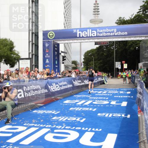 29.06.2025 - hella hamburg halbmarathon Michael Strokosch http://msf.ph/oto/8156416 29.06.2025 10:19:27 Ziel 2659, 13016 meine-sportfotos.de