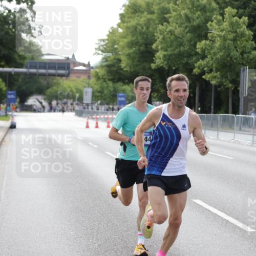 29.06.2025 - hella hamburg halbmarathon Jannik Wohlers http://msf.ph/oto/8156417 29.06.2025 09:37:28 Lombardsbrücke 45, 50, 3944, 12673 meine-sportfotos.de