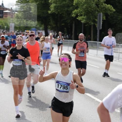 29.06.2025 - hella hamburg halbmarathon Jannik Wohlers http://msf.ph/oto/8156429 29.06.2025 10:17:15 Lombardsbrücke 1015, 1204, 1274, 1458, 1749, 1795, 2094, 2259, 2305, 2548, 3292, 4194, 4218, 4852, 5002, 5611, 5733, 6254, 6336, 6352, 6786, 7258, 7291, 7413, 7566, 7844, 8144, 8351, 9400, 9798, 9848, 10620, 10677, 11156, 11372, 11707, 12031, 12668, 12683, 14194, 14307, 14420, 14648, 14877, 15978, 16024, 16555, 17083, 17270, 17542, 17616, 17628, 18469, 18564, 19029 meine-sportfotos.de