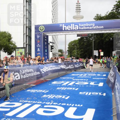 29.06.2025 - hella hamburg halbmarathon Michael Strokosch http://msf.ph/oto/8156448 29.06.2025 10:19:33 Ziel 2659 meine-sportfotos.de