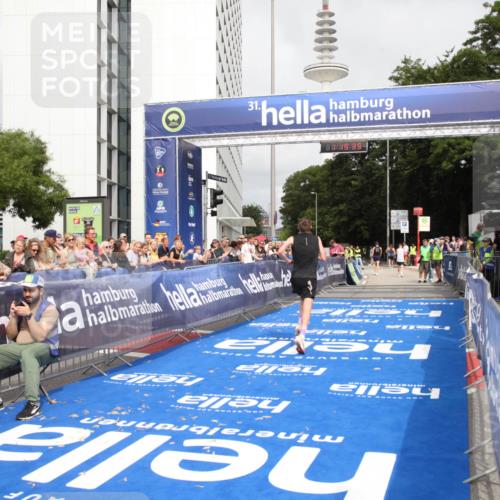 29.06.2025 - hella hamburg halbmarathon Michael Strokosch http://msf.ph/oto/8156460 29.06.2025 10:19:42 Ziel 19108 meine-sportfotos.de