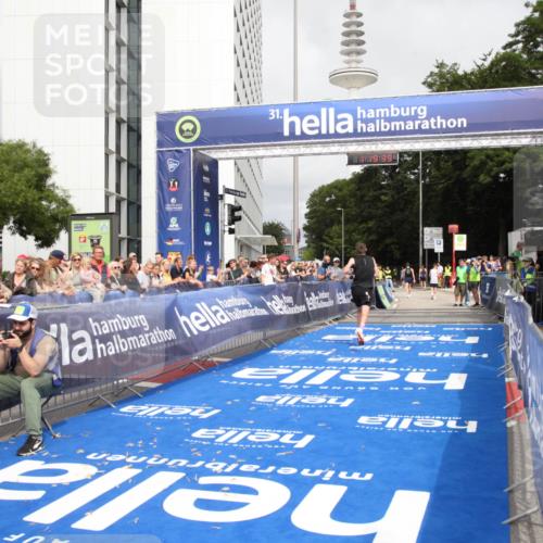 29.06.2025 - hella hamburg halbmarathon Michael Strokosch http://msf.ph/oto/8156470 29.06.2025 10:19:43 Ziel 19108 meine-sportfotos.de