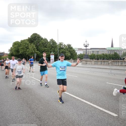 29.06.2025 - hella hamburg halbmarathon Jannik Wohlers http://msf.ph/oto/8156478 29.06.2025 10:53:58 Lombardsbrücke 1762, 1822, 1949, 2532, 3364, 3761, 3795, 3857, 4720, 4971, 5157, 5216, 5309, 5514, 5817, 5933, 6023, 6279, 6987, 7498, 7670, 7874, 7946, 8801, 8803, 8867, 9130, 10207, 11354, 11785, 12898, 12923, 13035, 14386, 14416, 14655, 14904, 15318, 15627, 15628, 15674, 16117, 16522, 16628, 16839, 18093, 18431 meine-sportfotos.de