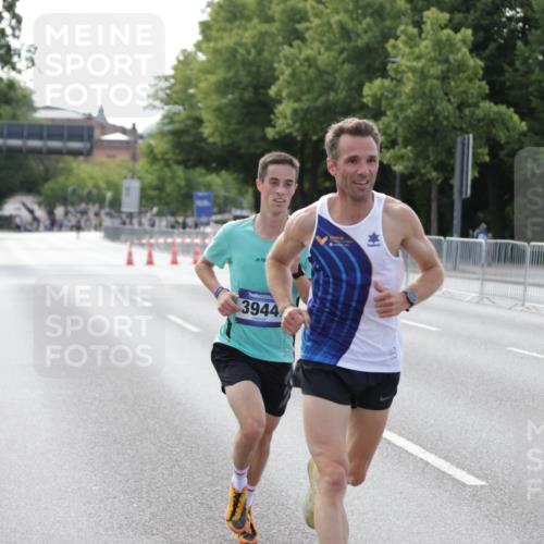 29.06.2025 - hella hamburg halbmarathon Jannik Wohlers http://msf.ph/oto/8156489 29.06.2025 09:37:28 Lombardsbrücke 45, 50, 3944, 12673 meine-sportfotos.de