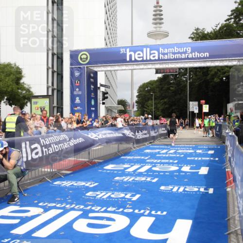 29.06.2025 - hella hamburg halbmarathon Michael Strokosch http://msf.ph/oto/8156508 29.06.2025 10:19:44 Ziel 19108 meine-sportfotos.de