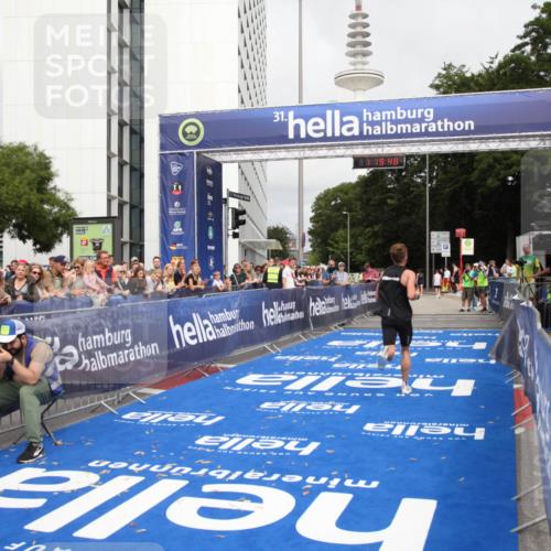 29.06.2025 - hella hamburg halbmarathon Michael Strokosch http://msf.ph/oto/8156524 29.06.2025 10:19:52 Ziel 4524 meine-sportfotos.de