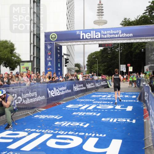 29.06.2025 - hella hamburg halbmarathon Michael Strokosch http://msf.ph/oto/8156531 29.06.2025 10:19:53 Ziel 4524 meine-sportfotos.de