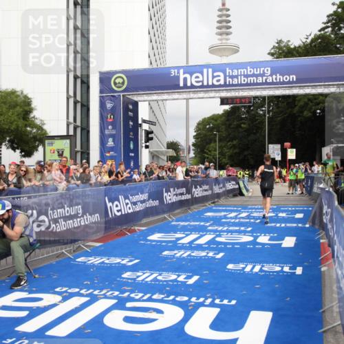29.06.2025 - hella hamburg halbmarathon Michael Strokosch http://msf.ph/oto/8156541 29.06.2025 10:19:53 Ziel 4524 meine-sportfotos.de