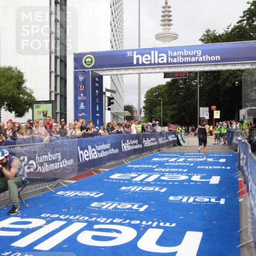29.06.2025 - hella hamburg halbmarathon Michael Strokosch http://msf.ph/oto/8156546 29.06.2025 10:19:54 Ziel 4524 meine-sportfotos.de
