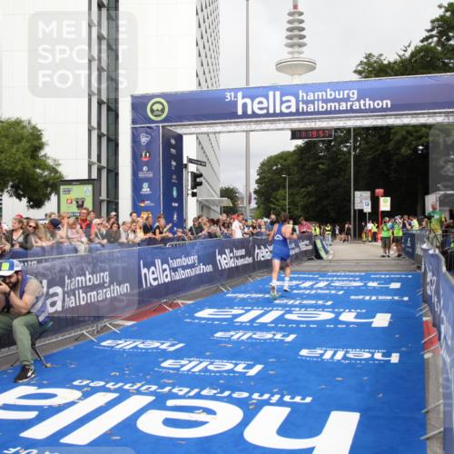 29.06.2025 - hella hamburg halbmarathon Michael Strokosch http://msf.ph/oto/8156568 29.06.2025 10:20:01 Ziel 9255, 14188, 18848 meine-sportfotos.de