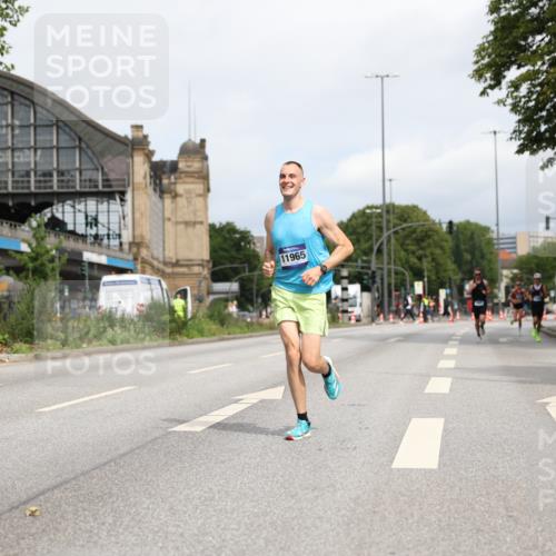 29.06.2025 - hella hamburg halbmarathon Yannick Fuchs http://msf.ph/oto/8156575 29.06.2025 10:17:23 20KM 6559, 10650, 11965, 13751, 16068, 17886 meine-sportfotos.de