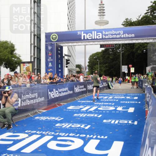 29.06.2025 - hella hamburg halbmarathon Michael Strokosch http://msf.ph/oto/8156592 29.06.2025 10:20:05 Ziel 9255, 11829, 18848 meine-sportfotos.de