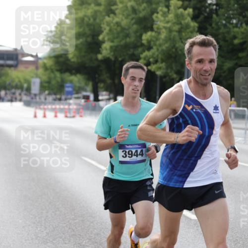 29.06.2025 - hella hamburg halbmarathon Jannik Wohlers http://msf.ph/oto/8156595 29.06.2025 09:37:28 Lombardsbrücke 45, 50, 3944, 12673 meine-sportfotos.de