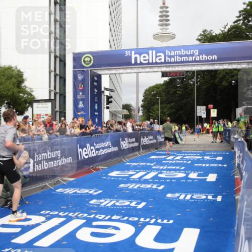 29.06.2025 - hella hamburg halbmarathon Michael Strokosch http://msf.ph/oto/8156609 29.06.2025 10:20:05 Ziel 9255, 11829, 18848 meine-sportfotos.de