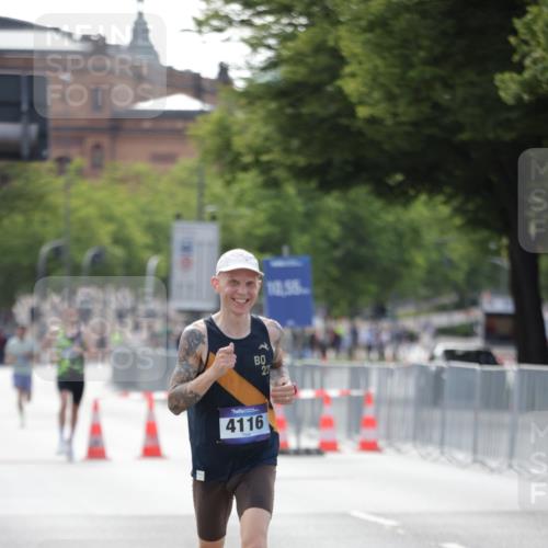 29.06.2025 - hella hamburg halbmarathon Jannik Wohlers http://msf.ph/oto/8156610 29.06.2025 09:37:50 Lombardsbrücke 4116 meine-sportfotos.de