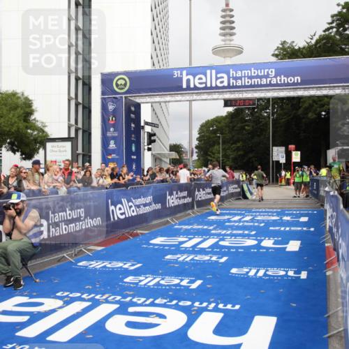 29.06.2025 - hella hamburg halbmarathon Michael Strokosch http://msf.ph/oto/8156625 29.06.2025 10:20:07 Ziel 9255, 11829, 18848 meine-sportfotos.de