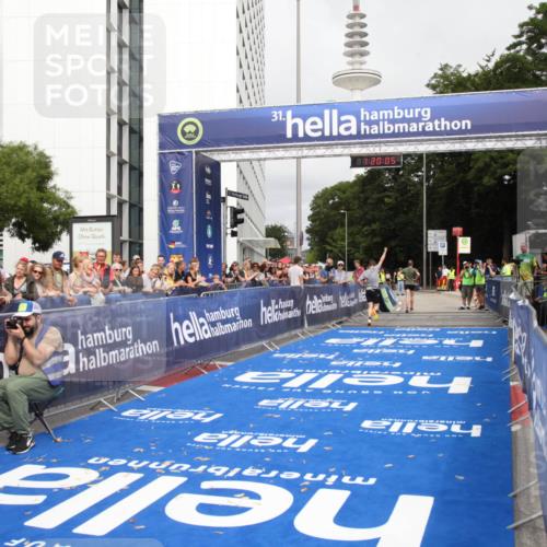 29.06.2025 - hella hamburg halbmarathon Michael Strokosch http://msf.ph/oto/8156659 29.06.2025 10:20:08 Ziel 9255, 11829 meine-sportfotos.de